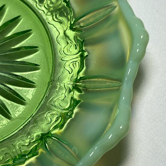 Vintage Jefferson Glass Green Opalescent Iris Meander Fleur de Lis Dish 7 Inches - Picture 4 of 9